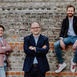 https://dailyalts.com/wp-content/uploads/2021/05/raisin-founder-team-michael-stephan-tamaz-georgadze_frank-freund-19Q2-farclukas_schramm-web.jpg https://dailyalts.com/wp-content/uploads/2021/05/raisin-founder-team-michael-stephan-tamaz-georgadze_frank-freund-19Q2-farclukas_schramm-web.jpg