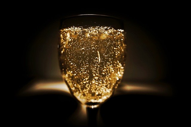 https://dailyalts.com/wp-content/uploads/2022/09/champagne-ga457bc8ca_640.jpg https://dailyalts.com/wp-content/uploads/2022/09/champagne-ga457bc8ca_640.jpg